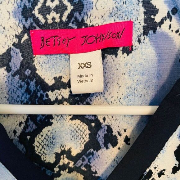 Betsey Johnson scrub top woman’s size XX small NEW - Picture 3 of 6